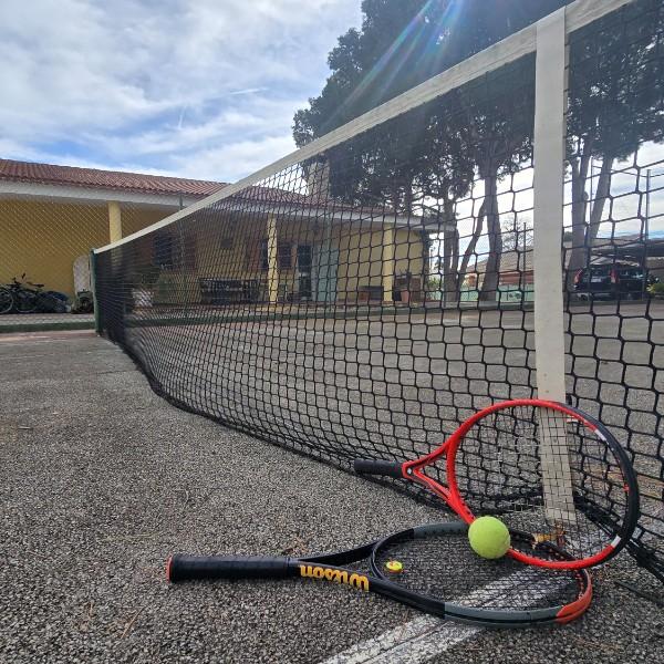 UN HOGAR CON ALMA MEDITERRÁNEA: CHALET CON PISCINA PISTA DE TENIS Y UN EXTERIOR QUE LO CAMBIA TODO.