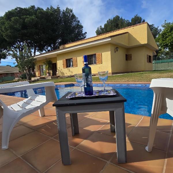 UN HOGAR CON ALMA MEDITERRÁNEA: CHALET CON PISCINA PISTA DE TENIS Y UN EXTERIOR QUE LO CAMBIA TODO.