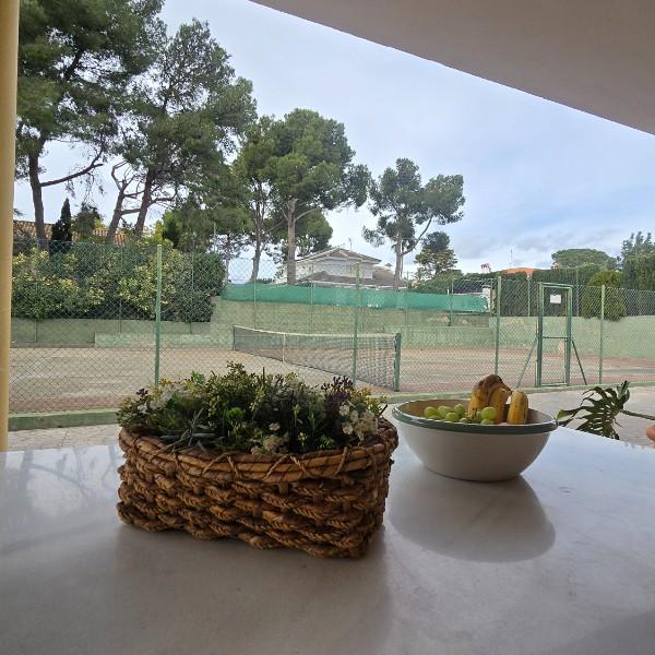 UN HOGAR CON ALMA MEDITERRÁNEA: CHALET CON PISCINA PISTA DE TENIS Y UN EXTERIOR QUE LO CAMBIA TODO.