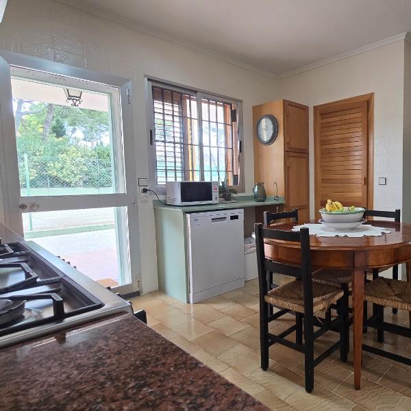 UN HOGAR CON ALMA MEDITERRÁNEA: CHALET CON PISCINA PISTA DE TENIS Y UN EXTERIOR QUE LO CAMBIA TODO.