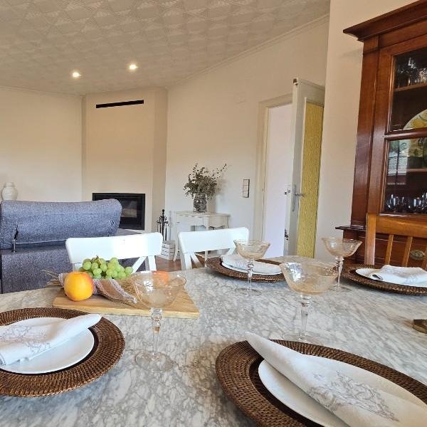 UN HOGAR CON ALMA MEDITERRÁNEA: CHALET CON PISCINA PISTA DE TENIS Y UN EXTERIOR QUE LO CAMBIA TODO.